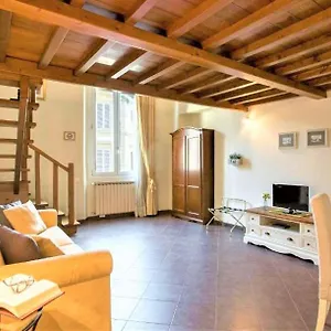 https://charming-suite-cavour-heart-of-florence.it-tuscanyhotel.com